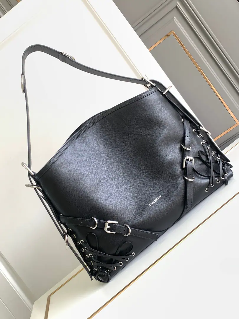 Batch Top First ListGivench*VoyouPut the armpit in your bag. Newly introduced latest handbagVOYOUFluid Solute Element, You're the only one who can do it.🤔Soften leather, Packet Simple, It's light and heavy. Shoulder belts can be adjusted at will. With cool, bike wind., It's a blast. It's a good-looking one. A proper dimpled Godpiece.+It's extremely functional.‼️ Medium Size: Long40xHigh27xKuan6.5cm Search the number.: 19927