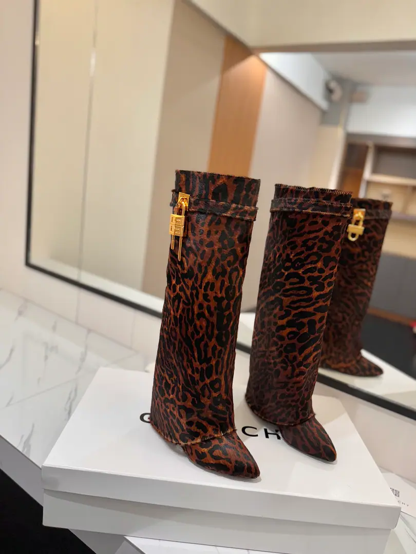 Counter-grade custom version GIVENCHY❷0❷❹/𝐒𝐒 𝐧𝐞𝐰 New high and boots., Marketed maximum version Kifanshi. Lock button The whole fashion circle.‼️ Original development shoe super-generate ‼️Highest Return Shoes ‼️ It's very packaged. Thin. Advanced Super cozy. ‼️ Shoe.: Horse fur. Uchi.: Cowskin. Customize private template logoLogoLock button The buttons are pure silver., Pure gold., The gold and silver mix., Just put the notes on the list. Heel.: Private Templates He's tall.8.5cm Otsumi!: That's a big import. Codes: 35-40【34.40/41:42/Custom without re-offer】