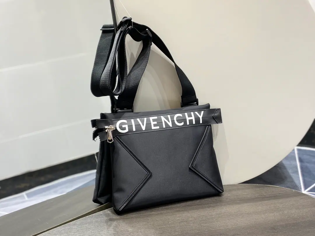 Batch. 🏋️🏻GIVENC*Y Ki-ho.*♪ The slashing bag ♪ Synchronise update of cabinet, The nylon fabric is made with a cow skin., The reticence is good., LOGOThe zipper's open., It's different and new.. size:26x22x3cm