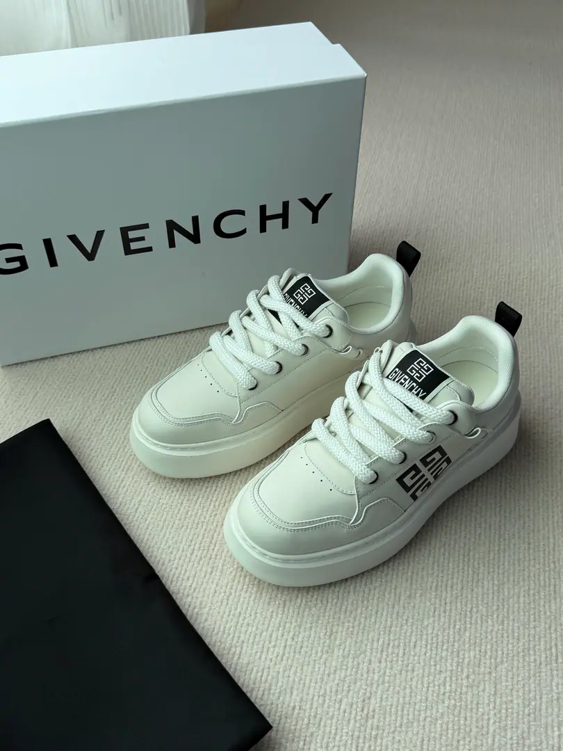 New paragraph🆕GivInnovative low-group sneakers.✅ The shoe-faced cow skin is matched by the same colored cow-backed skin., Same pair of colored shoelaces. ♪ Shoe tongues on theGIV～CHY LOGO, Sidesark4GStampsGIVENCHY LOGO〰️G4The series is light and comfortable. Codes: 39-44 Colours: Black, White, Lang, Ash