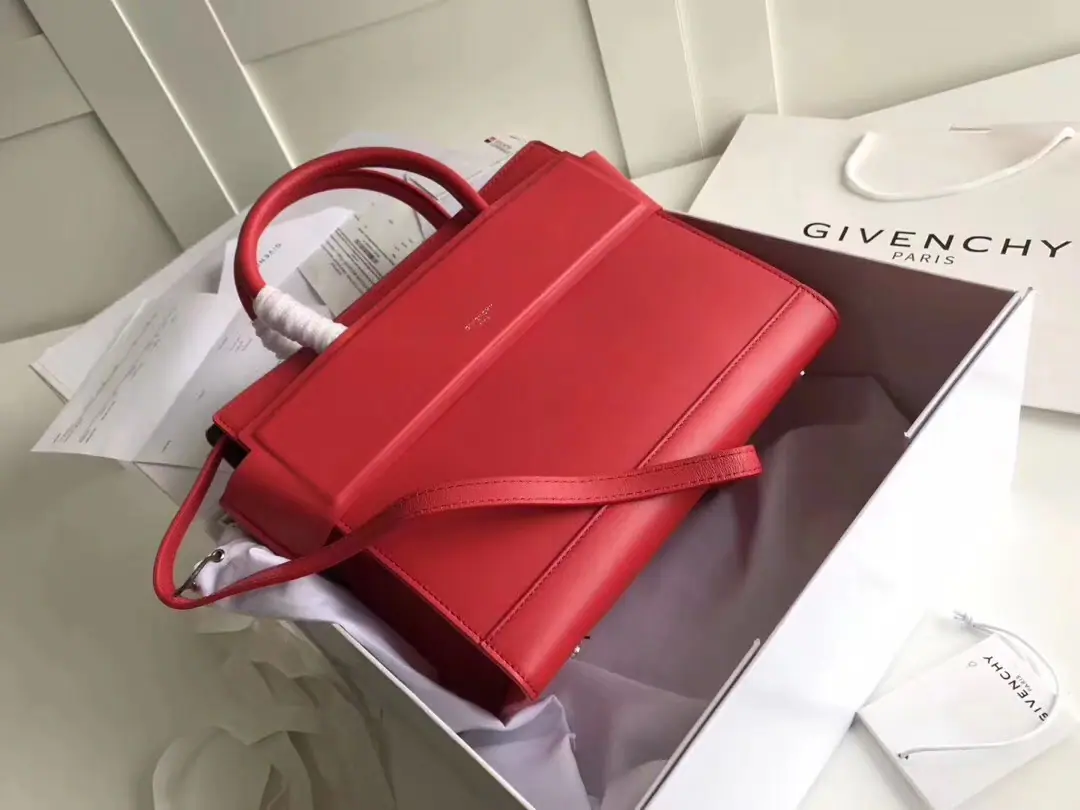 Batch. givenchy Kifanshi.Horizon Flat-faced light skin The handles and the straps match. Prescription of gold-plated hardware accessories It's a built-in mobile bag. Disableable Super-functional. Medium: 27*24*14