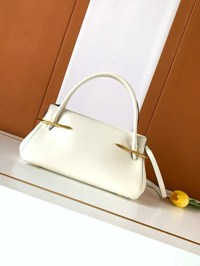 Batch. ［New paragraph］GIVECH*Y🇫🇷pinchHandbag.👜 PinchAs the new designer,SarahBurtonFirst bag after taking up office, It's like a sculpturing of grace and excellence in the bones., The wrapping lines are clean., It's a unique building beauty.. The gold clips are more delicate and sharp.～ Search the number.: 19051 Dimensions: 32*12.5*