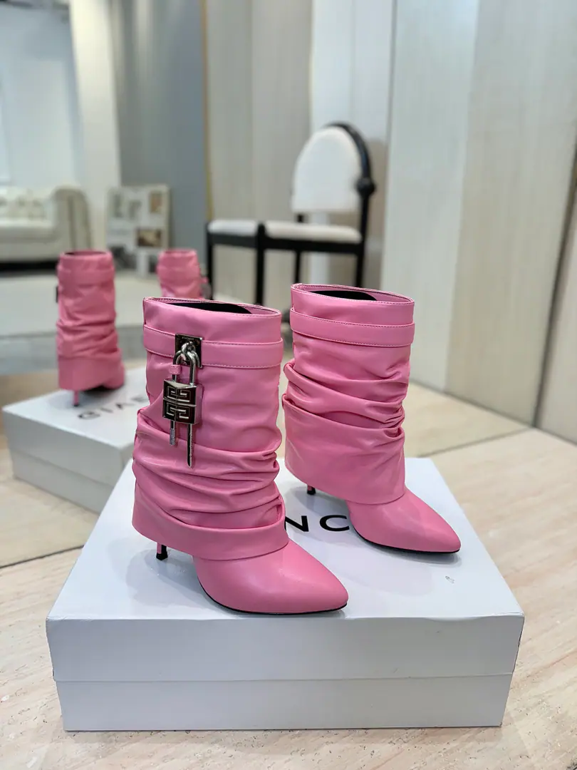 Plant price Counter-grade custom version GIVENCHY𝐒𝐒 𝐧𝐞𝐰 High and short boots., Marketed maximum version Kifanshi. Lock button The whole fashion circle.‼️ Original development shoe super-generate ‼️Highest Return Shoes ‼️ It's very packaged. Thin. Advanced Super cozy. ‼️ Shoe.: Powder skin. Uchi.: Cowskin. Customize private template logoLogoLock button Heel.: 10cm Otsumi!: That's a big import. Codes: 35-40【40/41:42/Custom without re-offer】