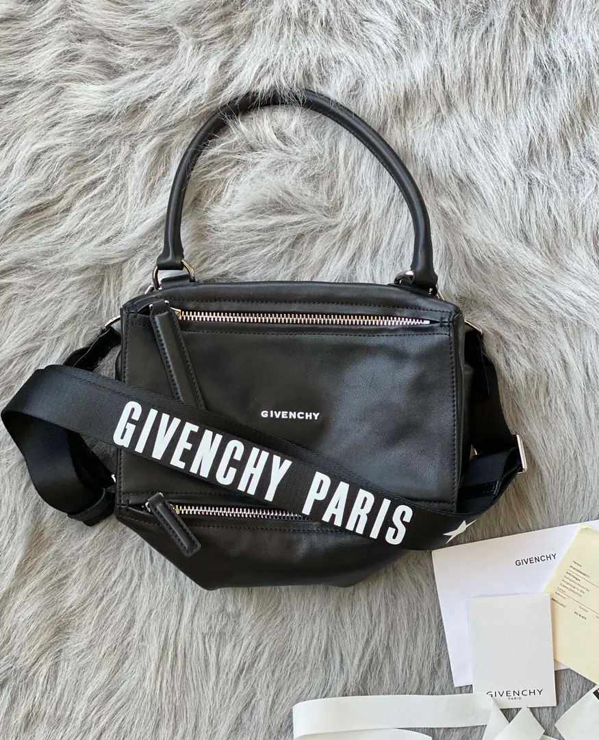 Batch. 🇫🇷GPandora., It's like a magic box.！A bag can fill up a lot of things.！There's a lot of layers.🤟It's a big one.🥰 Medium Size: 27*15*17 Search the number.9919