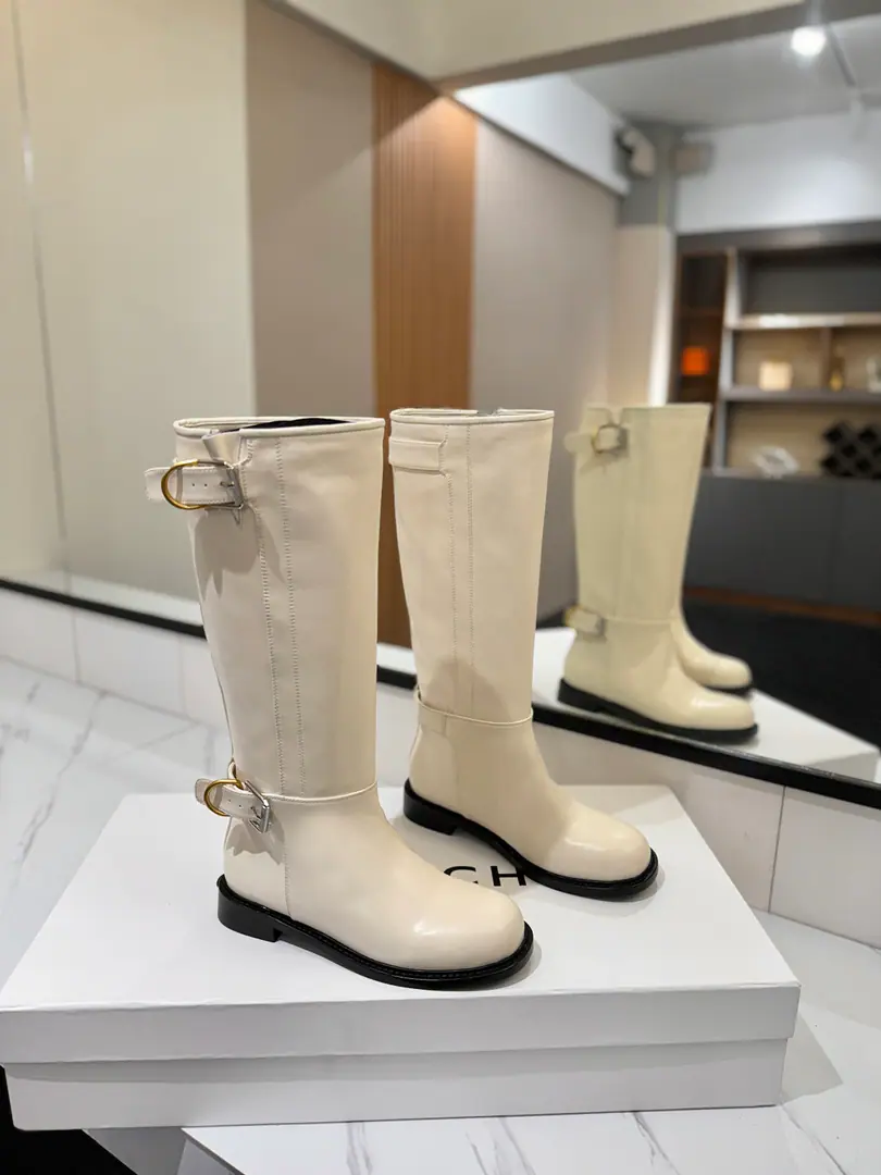 Counter-grade custom version GIVENCHYKifanshi. VoyouSeries Knight's boots. Marketed maximum version👍👍👍 Kifanshi. Lock button The whole fashion circle.‼️Seconds grow into legs.🫰🫰🫰 Original development shoe super-generate ‼️Highest Return Shoes ‼️ It's very packaged. Thin. Advanced Super cozy. ‼️ Shoe.: Powder skin. Uchi.: Cowskin. Customize private template logoLogoLock button Heel.: Private Templates He's tall.3cm Otsumi!: That's a big import. Codes: 35-40【40/41:42/Custom without re-offer】