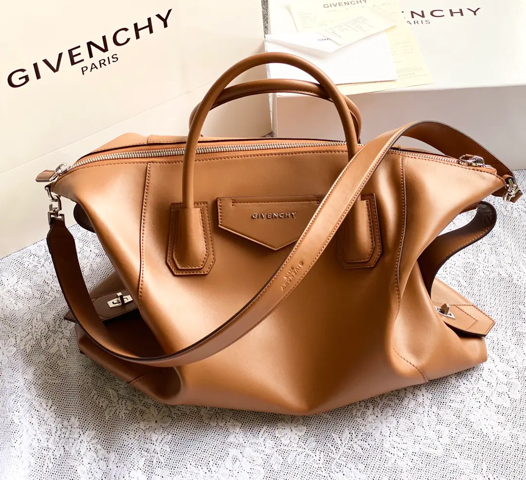 Batch. 🇫🇷French.GHome is for celebration.Antigona10Anniversary！Recent launchAntigona Soft！6Monthly acquisitionszDevelopment！To be exactly the same., Yes.2Over a month.‘It's been improving., Refine Details！Many details come from their family.Antigona.This bag is all there is. A lot of leisure and comfort packs.[John.]A specific calf.！Advanced Custom Edit！ Large size: 45*9*35, Size of the trumpet: 30*8*25