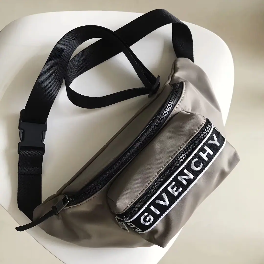 Batch. GIVENC- The waist bag./Chestbag.（size:33x9x12cm）Nironb Production, The owner is constructed as the main zipper and a little zipper pocket on the front.. Black leather zipper., Black canvas can adjust shoulder belts., It's for a pocket bag and a bag., Applicable to men and women.