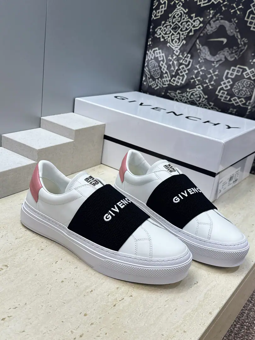 Plant prices: Female size Men+20 Top GIVENCHY 2026The classic couple of spring and summers is a little bit of a sling and a little bit of a season's shoes. The Kifansi alphabet.logoThe hardware is tied to the bottom of the round and the colored sports skateboards. Material:I'll import a cow's skin on my shoe.+In the skin of the watered cow.+Original OpenTpuOtsumi! Size: Female size35-41(40.41Custom without re-offer) Men38-46(38.45.46Customize or not change）