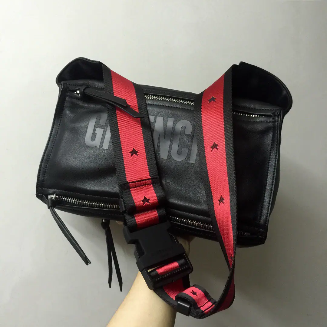 Batch. GIVENCHY The Chifanzi male slashed his chest./Single shoulder bag.（size: 30x15x12cm）I'm tired of my shoulder bag.？Then try it., Quietly., It's a big, big capacity.. Customized cattle skin, Soft and cozy., Inside is the liner.. Shoulder length is the most adaptable92cm.
