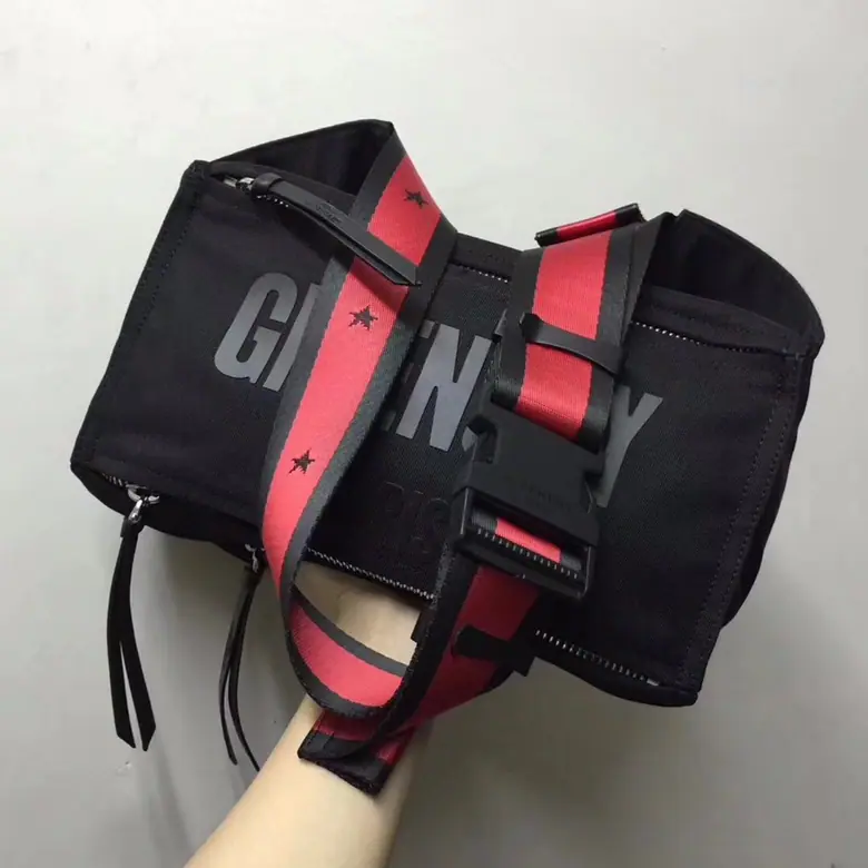 Batch. The Chifanzi male slashed his chest., It's been a few years.？Then try it., Quietly., It's a big, big capacity.. Shoulder length is the most adaptable92cm. Dimensions: 30x15x12cm.