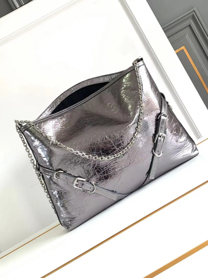 Batch. Top First ListGivench*VoyouPut the armpit in your bag. Newly introduced latest handbagVOYOU, You're the only one who can do it.🤔Soften leather, Packet Simple, It's light and heavy. Shoulder belts can be adjusted at will. With cool, bike wind., It's a blast. It's a good-looking one. A proper dimpled Godpiece.+It's extremely functional. Medium Size: Long40xHigh27xKuan6.5cm Search the number.: 19927