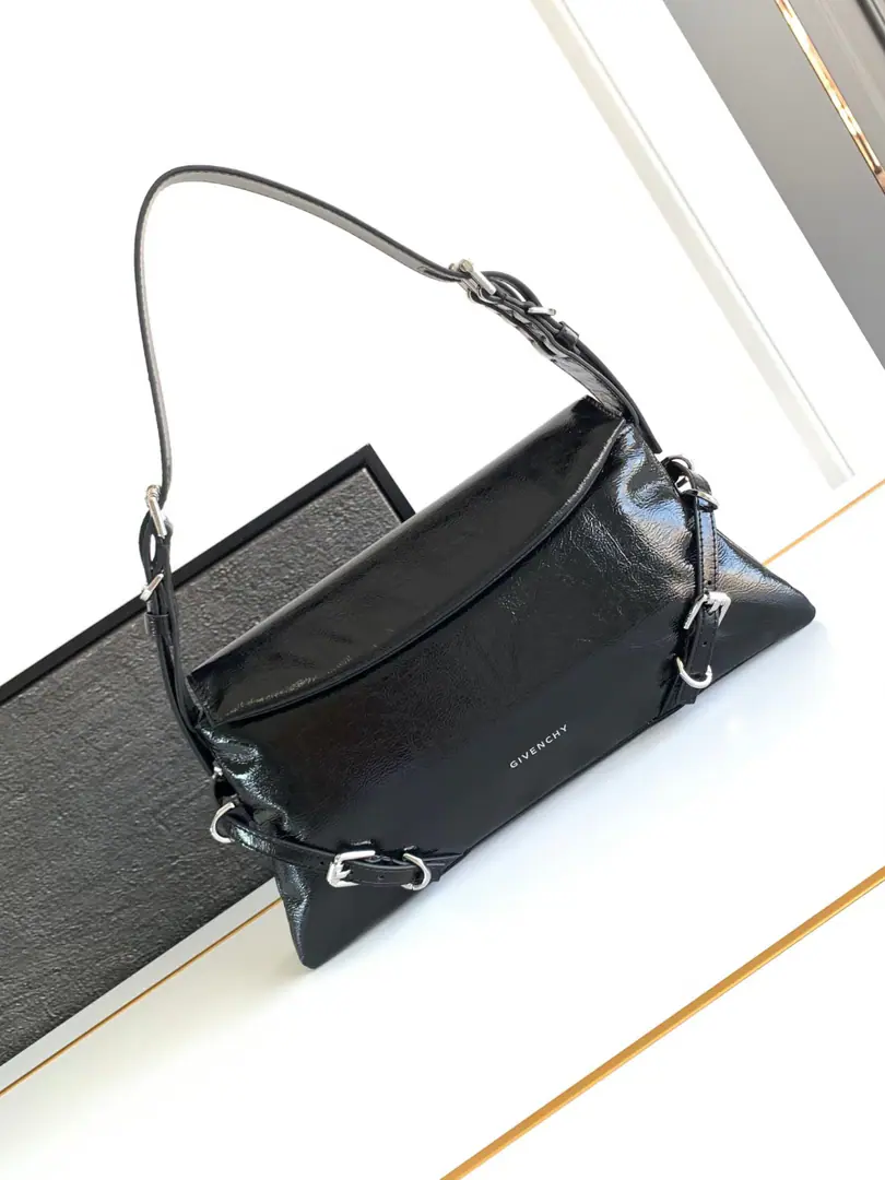 Batch. Kifanshi.❤️Newest.Voyou Ptit ♪ The fluffy armpits covered with clouds and pillow bags ♪, Soften leather！All steel hardware.！♪ Hold it like a cloud ♪, Soft and soft and soaked., You can hold it with your hands and your shoulders., It's a new item with a treasure. Dimensions: 32*15*