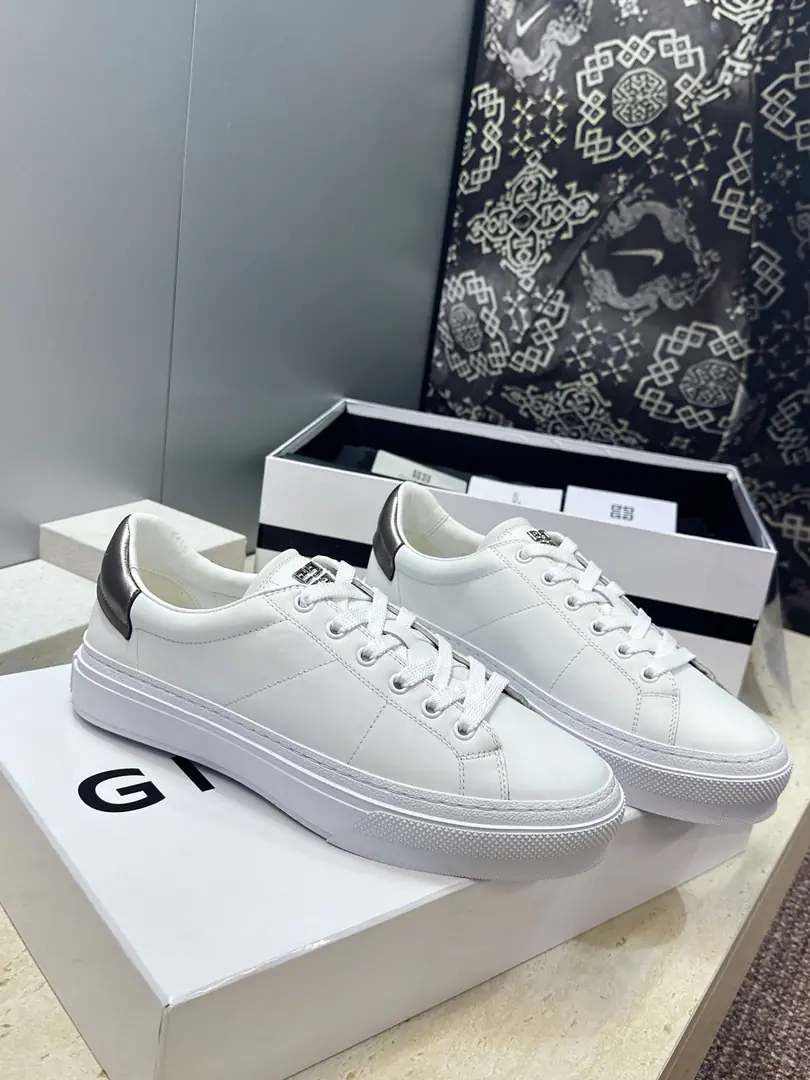 Plant prices: Female size Men+20 Top GIVENCHY 2026Spring and summer's classic couple money with four seasons of leisure shoes. The Kifansi alphabet.logoThe hardware is tied to the bottom of the round and the colored sports skateboards. Material:I'll import a cow's skin on my shoe.+In the skin of the watered cow.+Original OpenTpuOtsumi! Size: Female size35-41(40.41Custom without re-offer) Men38-46(38.45.46Customize or not change）