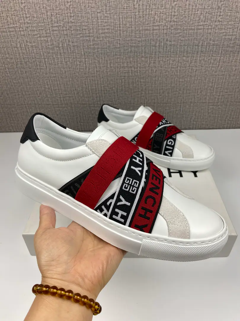 Sell(New paragraph) Match: 38One.44(45, 46Do it.) Soft cow leather low gang sneakers. Urban StreetSeries Precision Department Money Back up and back.GIVENCHY Paris LOGO Leather inside., I'm not sure.GIVENCHY Paris LOGOStamps Flexible and comfortable.