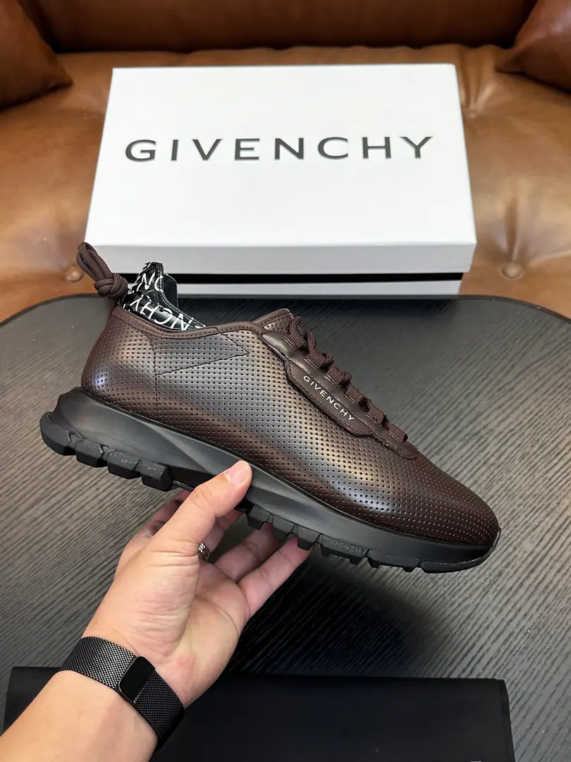 New money is coming in. GivenchyKifanshi.“Poster money”Low-ass leisure shoes. We'll bring a lot of good stuff. Before home.ZThe cabinet.👍 This is a light-line shoe.•The choice is to mix the skin with the skin of the soft calf., The whole pair of shoes is smooth and smooth., The angle is a bright one., The rear end line increases comfort., ♪ Shoe tongues on theGhy 4G LogoLabel, Shoe side print.Givenchy logo, Inside and the shoes are a cow's skin., Slipperproof grinding.TpuOtsumi!, The most comfortable ones., It's so soft and so light., It's the first single item to be worn by a sender.. Shoes numbers:39/40/41/42/43/44 Original Box Packaging+Dustproof bags