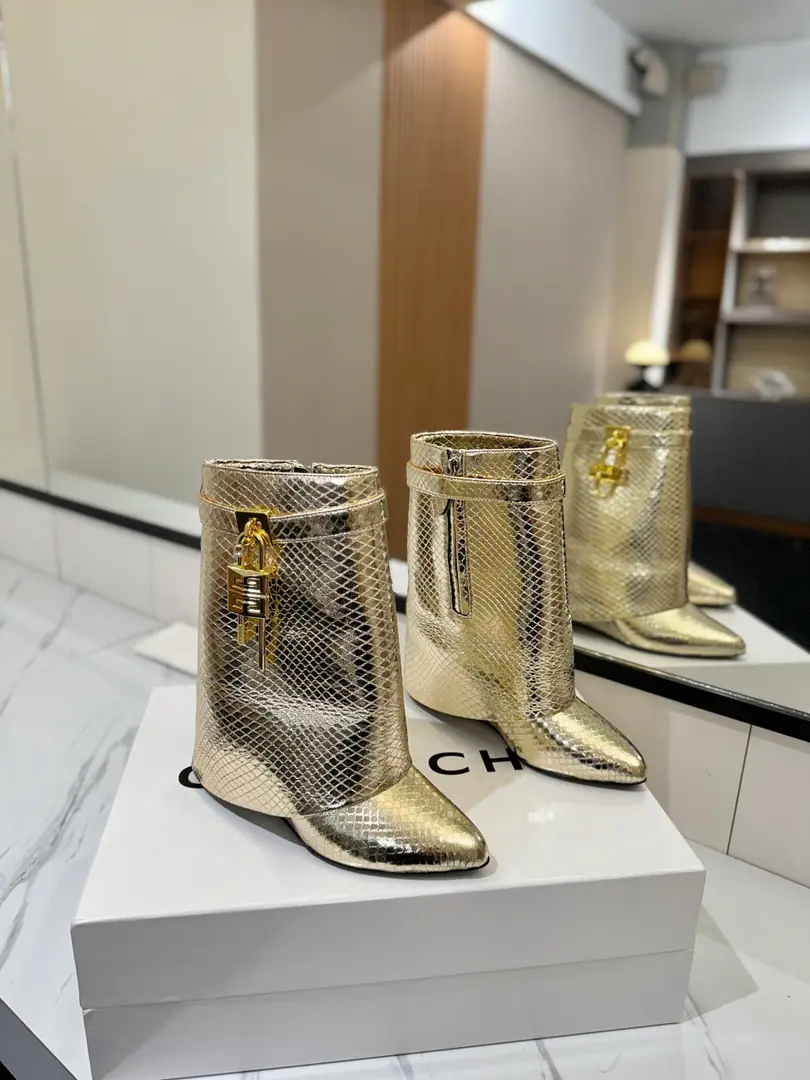 Counter-grade custom version GIVENCHYKifanshi. Shark Lock Series Hang on. Short boots. New paragraph, Marketed maximum version👍👍👍 Kifanshi. Lock button The whole fashion circle.‼️ Original development shoe super-generate ‼️Highest Return Shoes ‼️ It's very packaged. Thin. Advanced Super cozy. ‼️ Shoe.: Snake skin. Uchi.: Cowskin. Customize private template logoLogoLock button The buttons are pure silver., Pure gold., The gold and silver mix., Just put the notes on the list. Heel.: Private Templates He's tall.8.5cm Otsumi!: That's a big import. Codes: 35-40【34.40/41:42/Custom without re-offer】