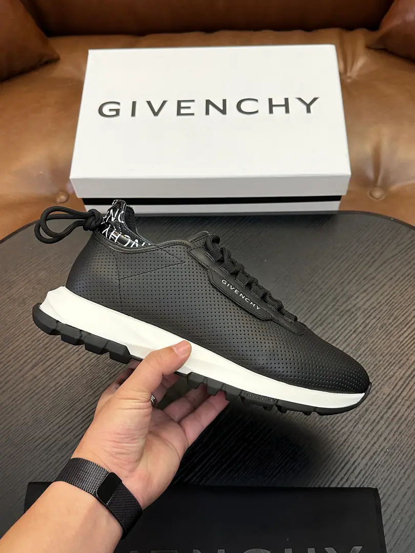 New money is coming in. GivenchyKifanshi.“Poster money”Low-ass leisure shoes. We'll bring a lot of good stuff. Before home.ZThe cabinet.👍 This is a light-line shoe.•The choice is to mix the skin with the skin of the soft calf., The whole pair of shoes is smooth and smooth., The angle is a bright one., The rear end line increases comfort., ♪ Shoe tongues on theGhy 4G LogoLabel, Shoe side print.Givenchy logo, Inside and the shoes are a cow's skin., Slipperproof grinding.TpuOtsumi!, The most comfortable ones., It's so soft and so light., It's the first single item to be worn by a sender.. Shoes numbers:39/40/41/42/43/44 Original Box Packaging+Dustproof bags