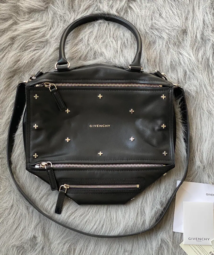 Batch GIVENCHY PANDORAThe Chifan Shi Pandora box.. The skin is soft and delicate., The canvas is inside., There's plenty of partitions.. With a disassembleable canvas wide shoulder belt., Reverses are diverse., It's a very practical one.. Dimensions: 33x16x16cm