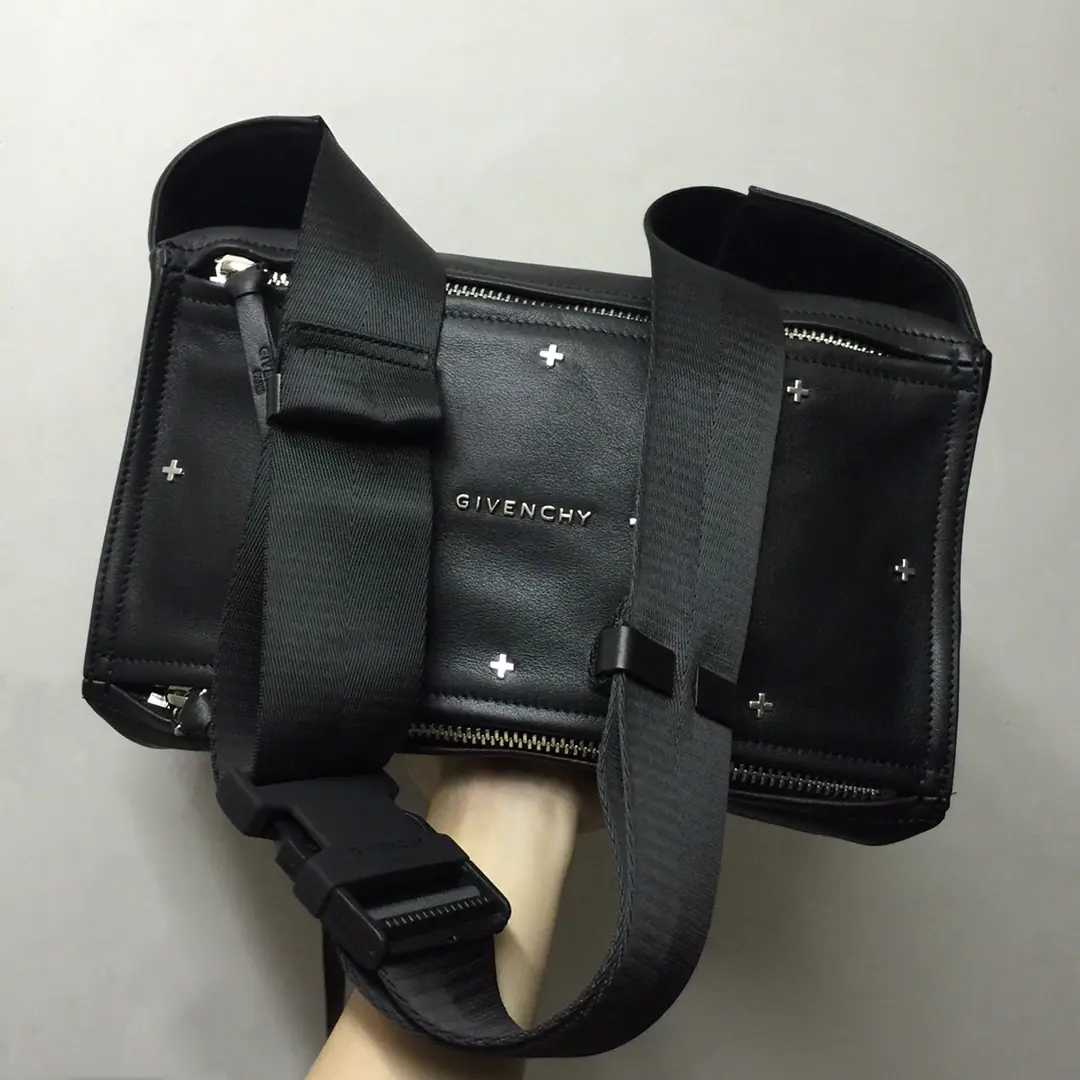 Batch. GIVENCHY The Chifanzi male slashed his chest./Single shoulder bag.（size: 30x15x12cm）I'm tired of my shoulder bag.？Then try it., Quietly., It's a big, big capacity.. Customized cattle skin, Soft and cozy., Inside is the liner.. Shoulder length is the most adaptable92cm.