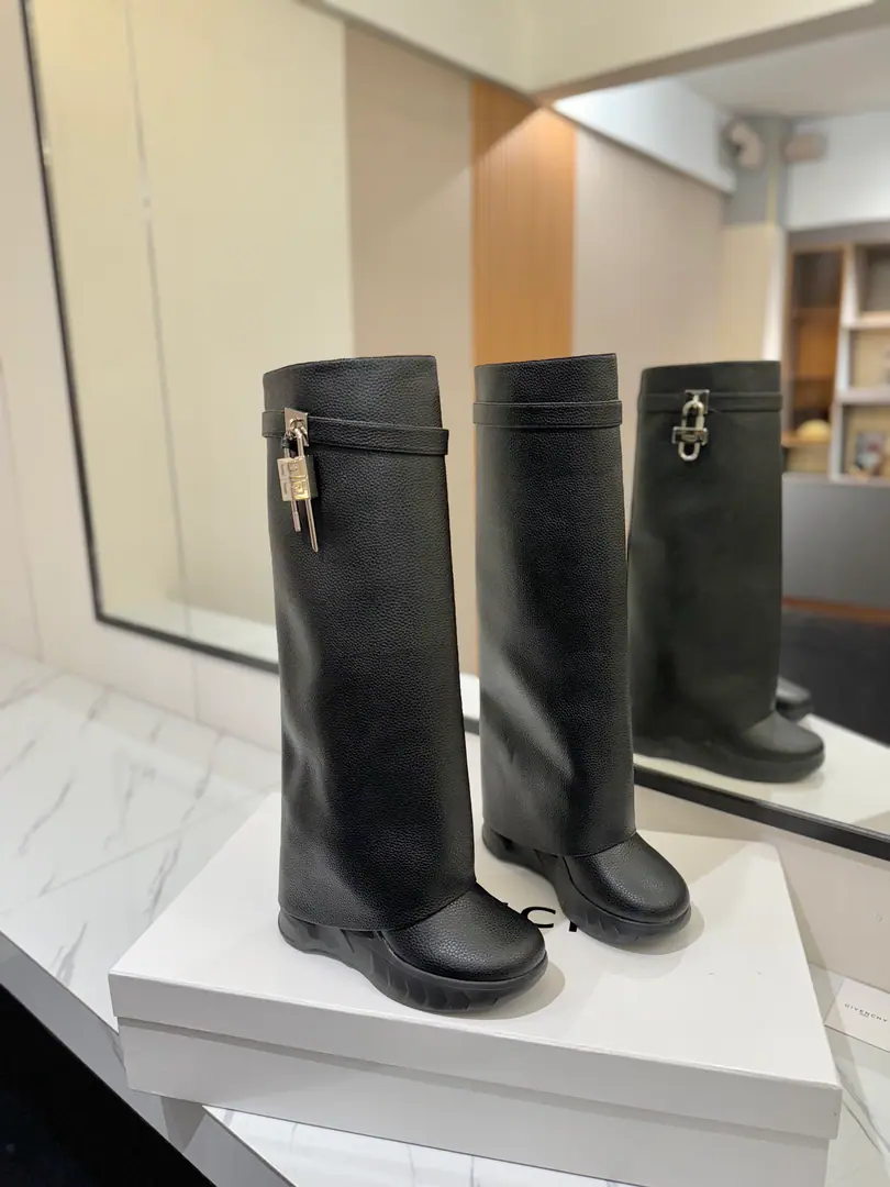 GIVENCHYKifanshi.2024New slope and lean shark boots. Fashion-brained boots., The Frenzy of the San Francisco. I'm a fan of my pants and boots., Increase, Thin. Classic version upgrades, Full-cut leather. It's a good thing., The Great Golden Construction Original1:1Development, The legs are covered with leather beams. Direct-winder design, No leg-scree. The side of the metal buttons is made of silver and gold. Asymmetric4G LOGOMetal lock Almond-shaped shoes. One slope and one...10.5cm, Front palm high.: 3.5cm ❶Fabulous.: Skins of a stump. ❷Liner: Bullskins. ❸Codes: 35～39（40, I'll make sure I don't change it.） ❹Packaging: The whole old package.