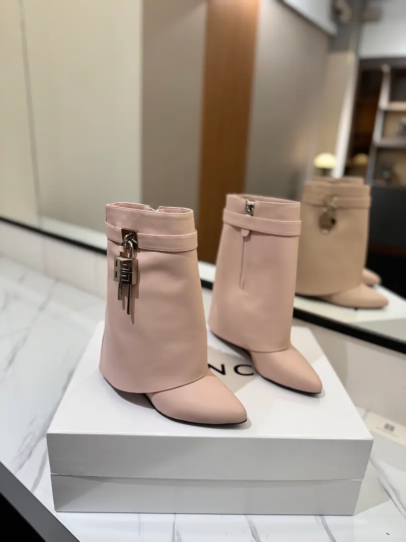 Counter-grade custom version GIVENCHY2026/𝐒𝐒 𝐧𝐞𝐰 New high and boots., Marketed maximum version Kifanshi. Lock button The whole fashion circle.‼️ Original development shoe super-generate ‼️Highest Return Shoes ‼️ It's very packaged. Thin. Advanced Super cozy. ‼️ Shoe.: Powder skin. Uchi.: Cowskin. Customize private template logoLogoLock button The buttons are pure silver., Pure gold., The gold and silver mix., Just put the notes on the list. Heel.: Private Templates He's tall.8.5cm Otsumi!: That's a big import. Codes: 35-40【34.40/41:42/Custom without re-offer】