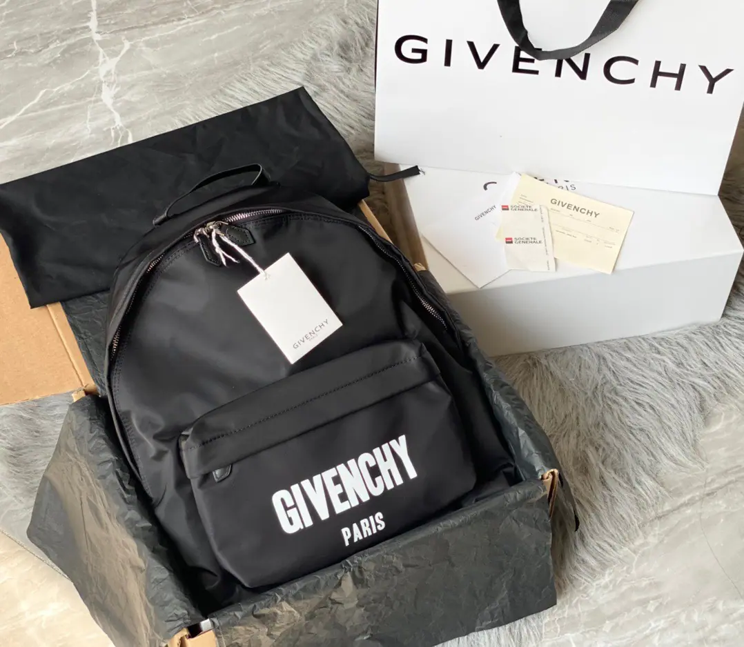 Batch Top First Class France🇫🇷Gifani's double shoulder bag. Synchronise update of cabinet, Men and women with a gender-neutral temperament, The nylon fabric is made with a cow skin., The reticence is good., Different from the market., The hardware is not marketed in gold., A comparison of the silver in the cabinet.. Dimensions: 35x9x45cm