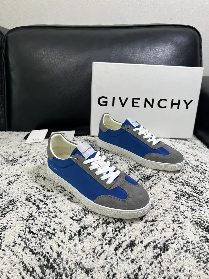 Givenchy High Quality Top-level craft Kifanshi. Synchronize original plant configuration, Italian imports of cattle and flour., A private model of the whole shoe parts., Soft and cozy web-painted mats., Shoes under the sole.: The original factory is super comfortable with the original., The original factory and the single., Codes 39-44 (Make a reservation. 38 45 )