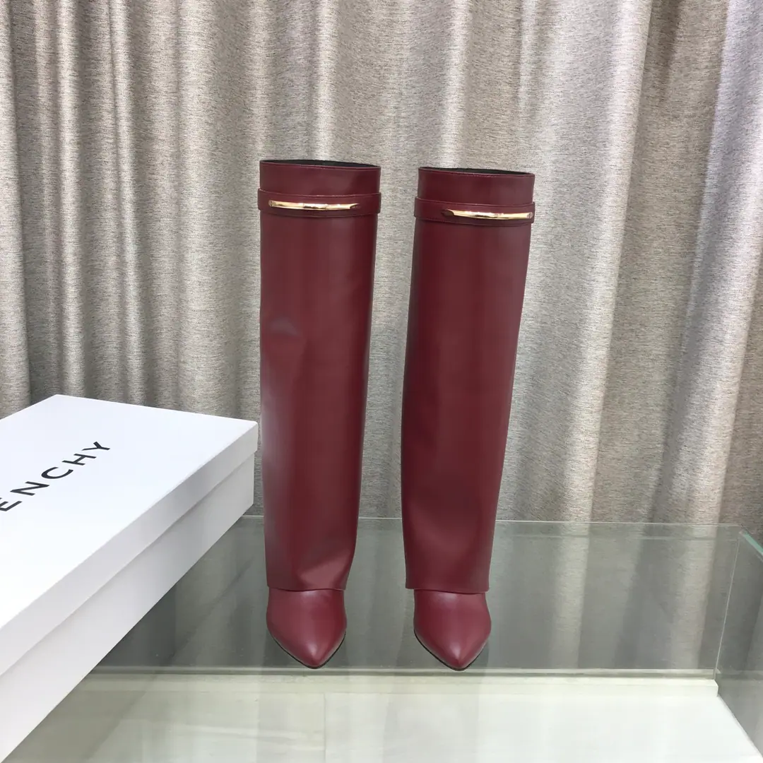 Top Version（Make a deal.） GIVENCHYKifanshi.SharkThe new series of straight boots with a pair of leather boots. ✨Original1:1Development, The legs are covered with leather beams., With a metal clip, carved.GIVENCHY LOGO, Pointy-heading shoes., Straight boots., Designing 100 sets., The layout's comfortable., Cover the slopes and...9.5cm ✨Fabulous.: Cow leather., Liner: Lamb leather. ✨Codes: 35～42