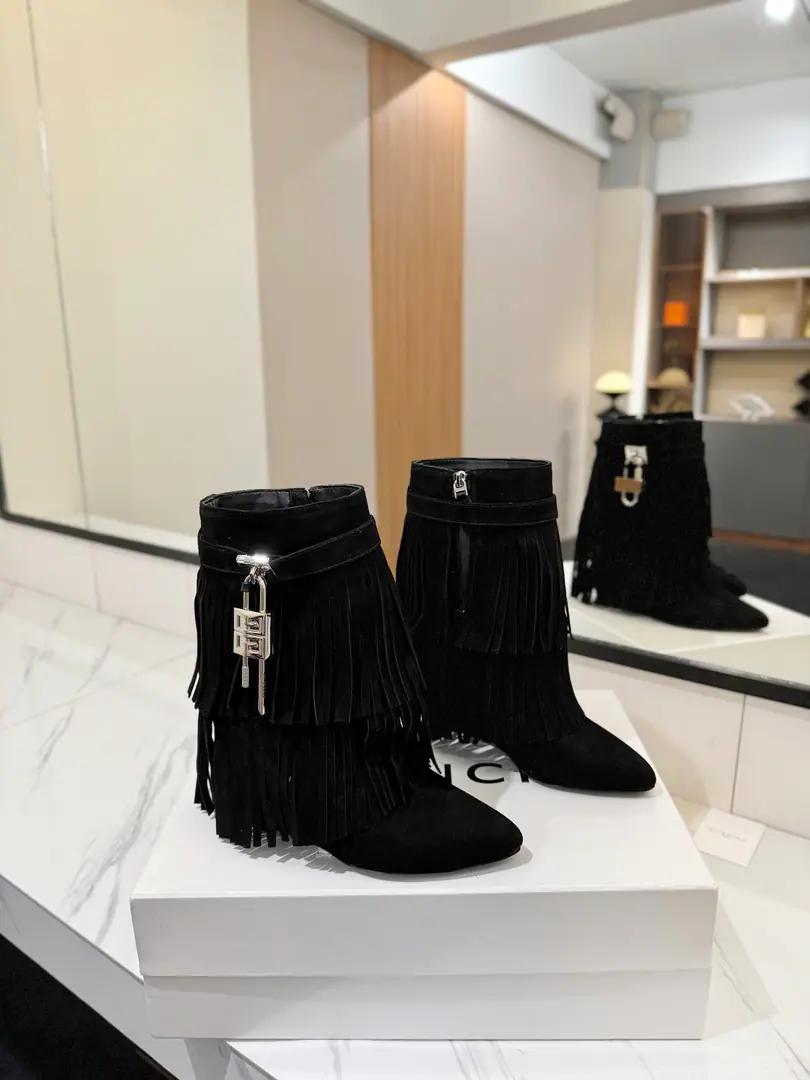 Counter-grade custom version GIVENCHYKifanshi. Shark Lock Series Hang on. The boot runs through the new money., Marketed maximum version👍👍👍 Kifanshi. Lock button The whole fashion circle.‼️Seconds grow into legs.🫰🫰🫰 Original development shoe super-generate ‼️Highest Return Shoes ‼️ It's very packaged. Thin. Advanced Super cozy. ‼️ Shoe.: Pumping sand. Uchi.: Cowskin. Customize private template logoLogoLock button The buttons are pure silver., Pure gold., The gold and silver mix., Just put the notes on the list. Heel.: Private Templates He's tall.8.5cm Otsumi!: That's a big import. Codes: 35-40【34.40/41:42/Custom without re-offer】