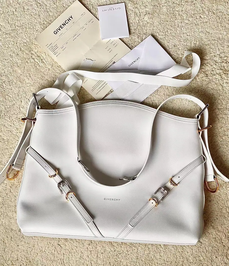 Batch Top First ListGivenchy VoyouPut the armpit in your bag. Newly introduced latest handbagVOYOU, You're the only one who can do it.🤔Soften leather, Packet Simple, It's light and heavy. Shoulder belts can be adjusted at will. With cool, bike wind., It's a blast. It's a good-looking one. A proper dimpled Godpiece.+It's extremely functional.‼️ Medium Size: Long40xHigh27xKuan6.5cm. Search the number.: 19927