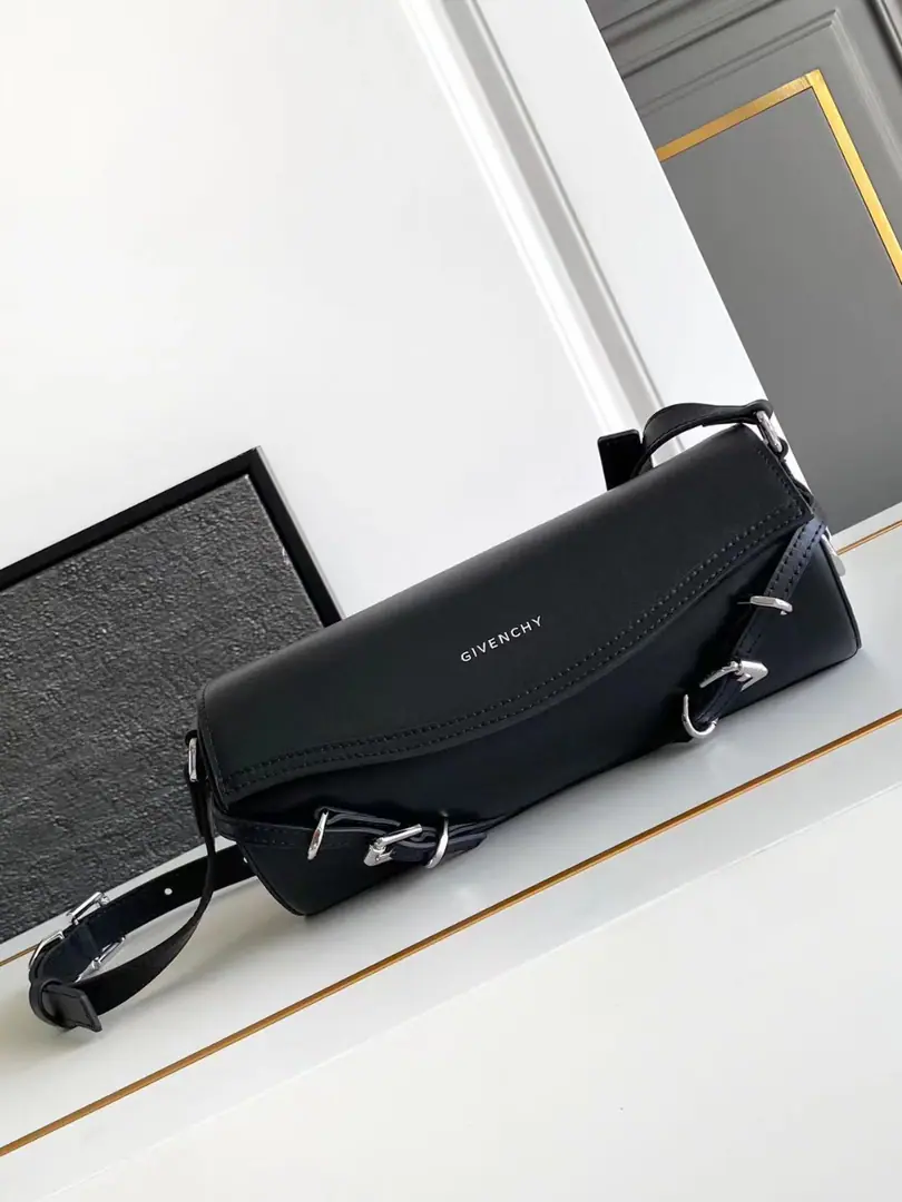 Batch. Givenchy Voyoucylinder bag（Original factory skin） Newly introduced latest handbagvoyou roller, It's so unique and light., You're the only one who can do it.🤔Soften leather！All steel hardware.！ Dimensions: 25*10*13 Search the number.: 19052