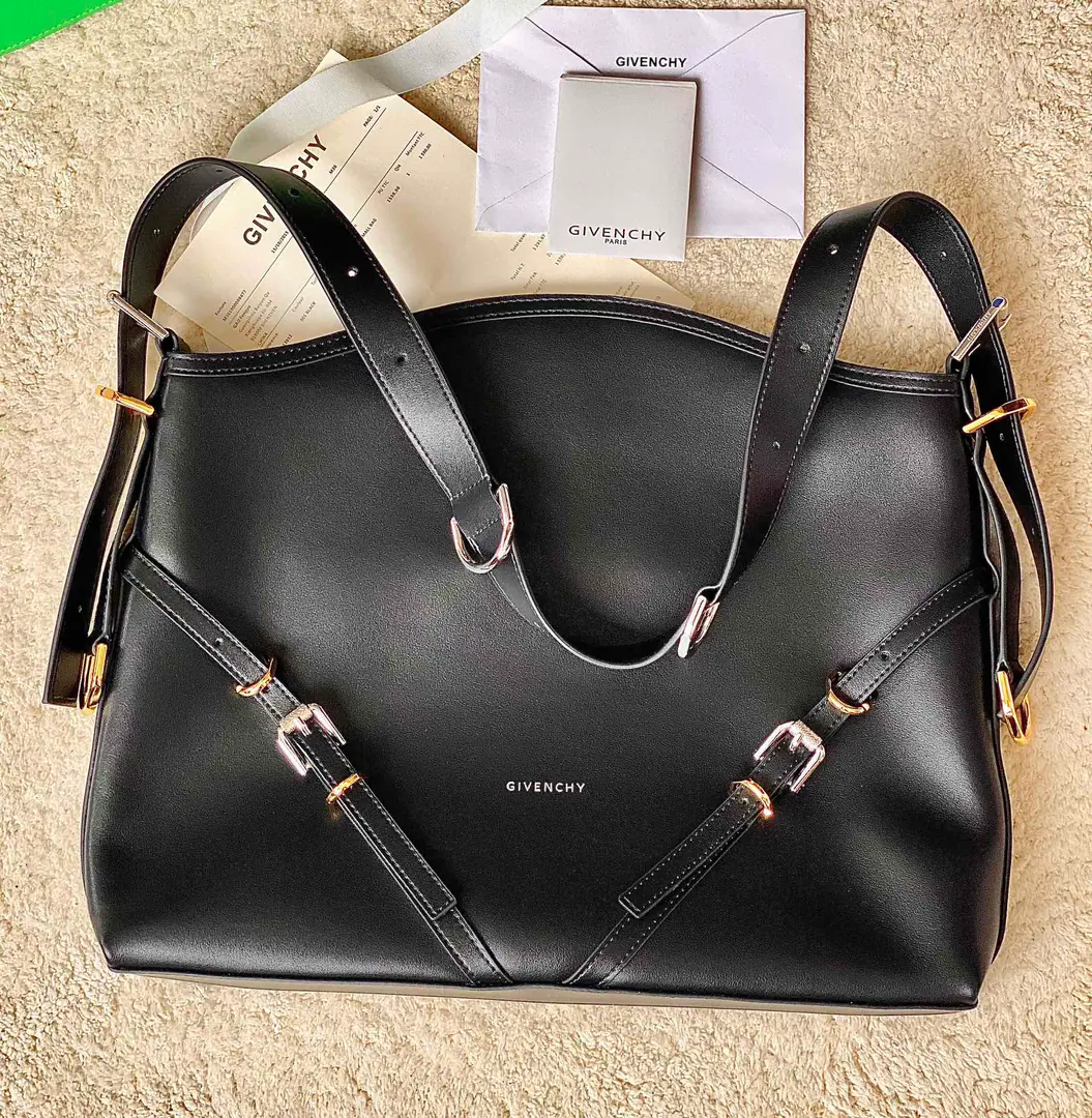 Batch Top First ListGivenchy VoyouPut the armpit in your bag. Newly introduced latest handbagVOYOU, You're the only one who can do it.🤔Soften leather, Packet Simple, It's light and heavy. Shoulder belts can be adjusted at will. With cool, bike wind., It's a blast. It's a good-looking one. A proper dimpled Godpiece.+It's extremely functional.‼️ Medium Size: Long40xHigh27xKuan6.5cm. Search the number.: 19927