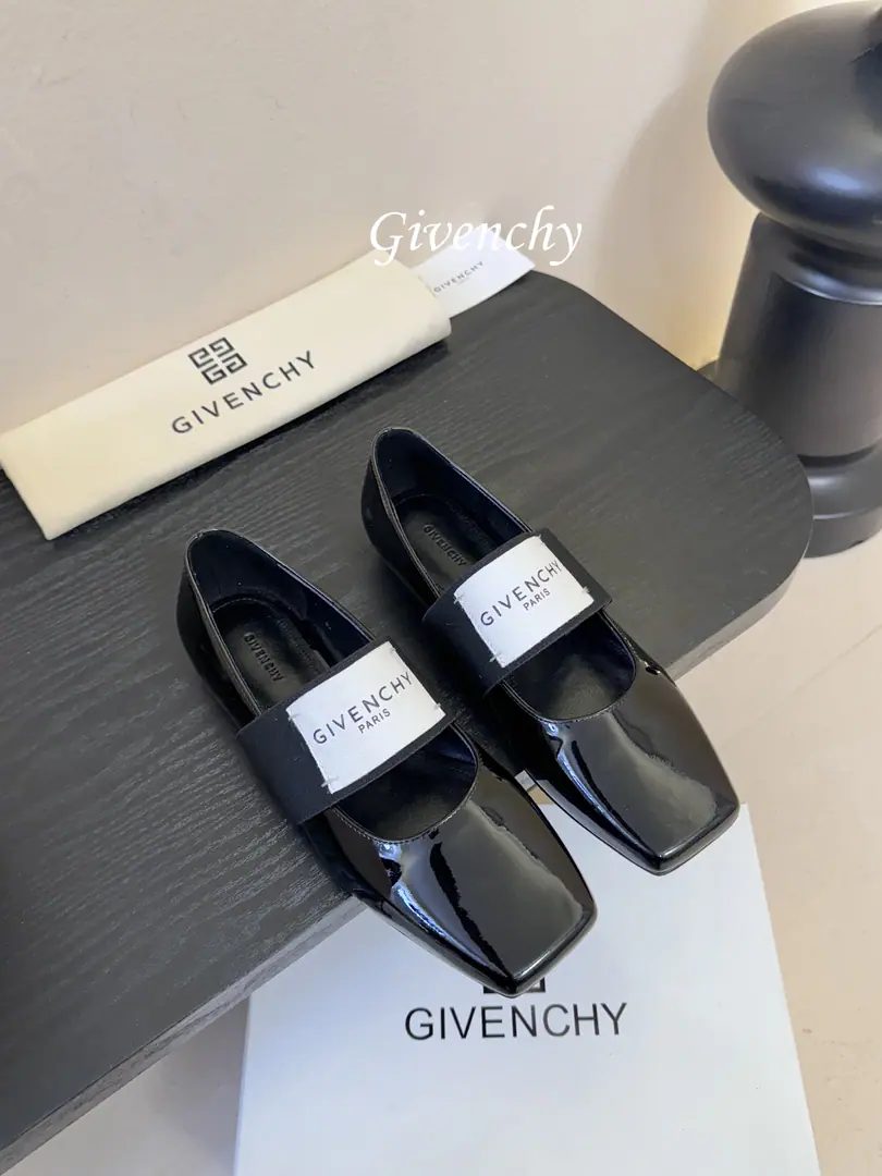GivenchyThe same thing as the Qifan Shinan.Sliced SquareA ballerina flats. The superstar fashion masters grow grass. Cutting Head, Easy and elegant.. It's a combination of style and extreme comfort., Flexure tape”GIVENCHYPARIS“Marking, Personality.. With skirts and suit and panty pants., It's perfect for the grace of ballet shoes in different styles., Take pictures of the film. The shoes were imported in original form and painted./Mirror cow skin., I'll put my foot on the skin inside., ItalyAThat's a big one.Size: 35-41（40.41I'll make sure I don't change it.）