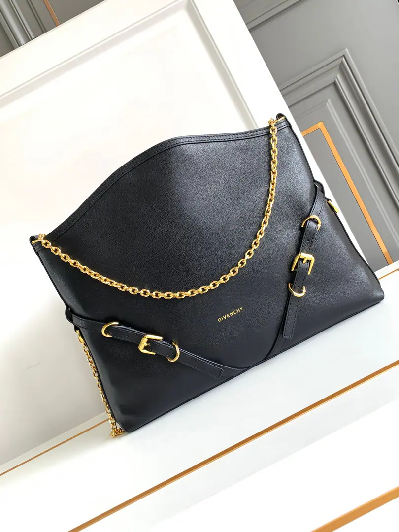 Batch. Top First ListGivench*VoyouPut the armpit in your bag. Newly introduced latest handbagVOYOU, You're the only one who can do it.🤔Soften leather, Packet Simple, It's light and heavy. Shoulder belts can be adjusted at will. With cool, bike wind., It's a blast. It's a good-looking one. A proper dimpled Godpiece.+It's extremely functional. Medium Size: Long40xHigh27xKuan6.5cm Search the number.: 19927