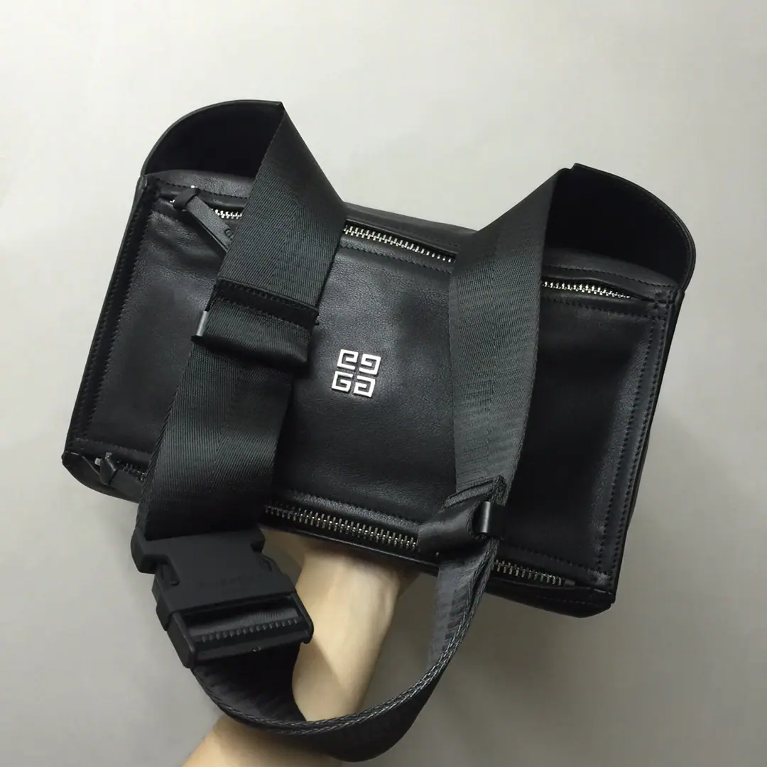 Batch. GIVENCHY The Chifanzi male slashed his chest./Single shoulder bag.（size: 30x15x12cm）I'm tired of my shoulder bag.？Then try it., Quietly., It's a big, big capacity.. Customized cattle skin, Soft and cozy., Inside is the liner.. Shoulder length is the most adaptable92cm.