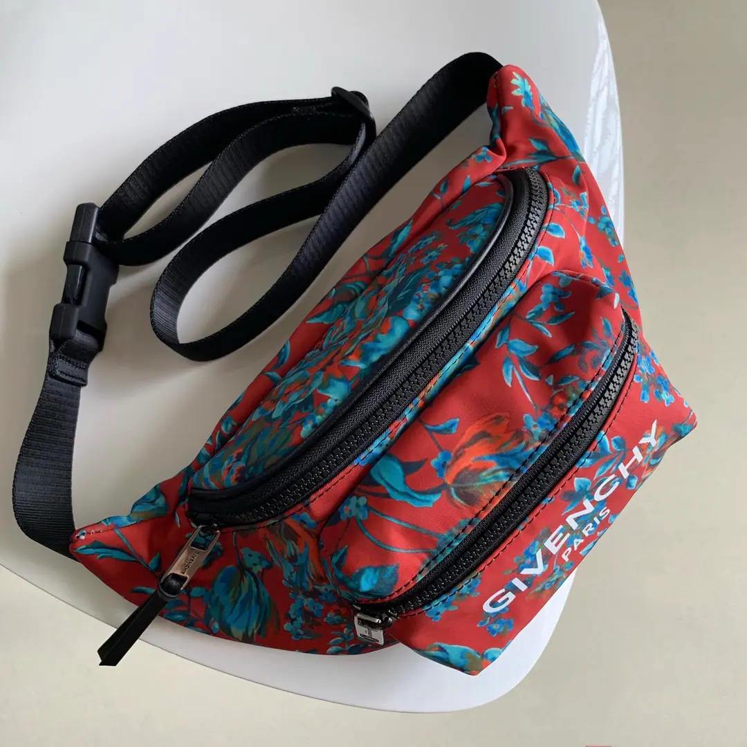 Batch. GIVENC- A sweezing bag./Chestbag.（size:33x9x12cm）Nironb Production, The owner is constructed as the main zipper and a little zipper pocket on the front.. Black leather zipper., Black canvas can adjust shoulder belts., It's for a pocket bag and a bag., Applicable to men and women.