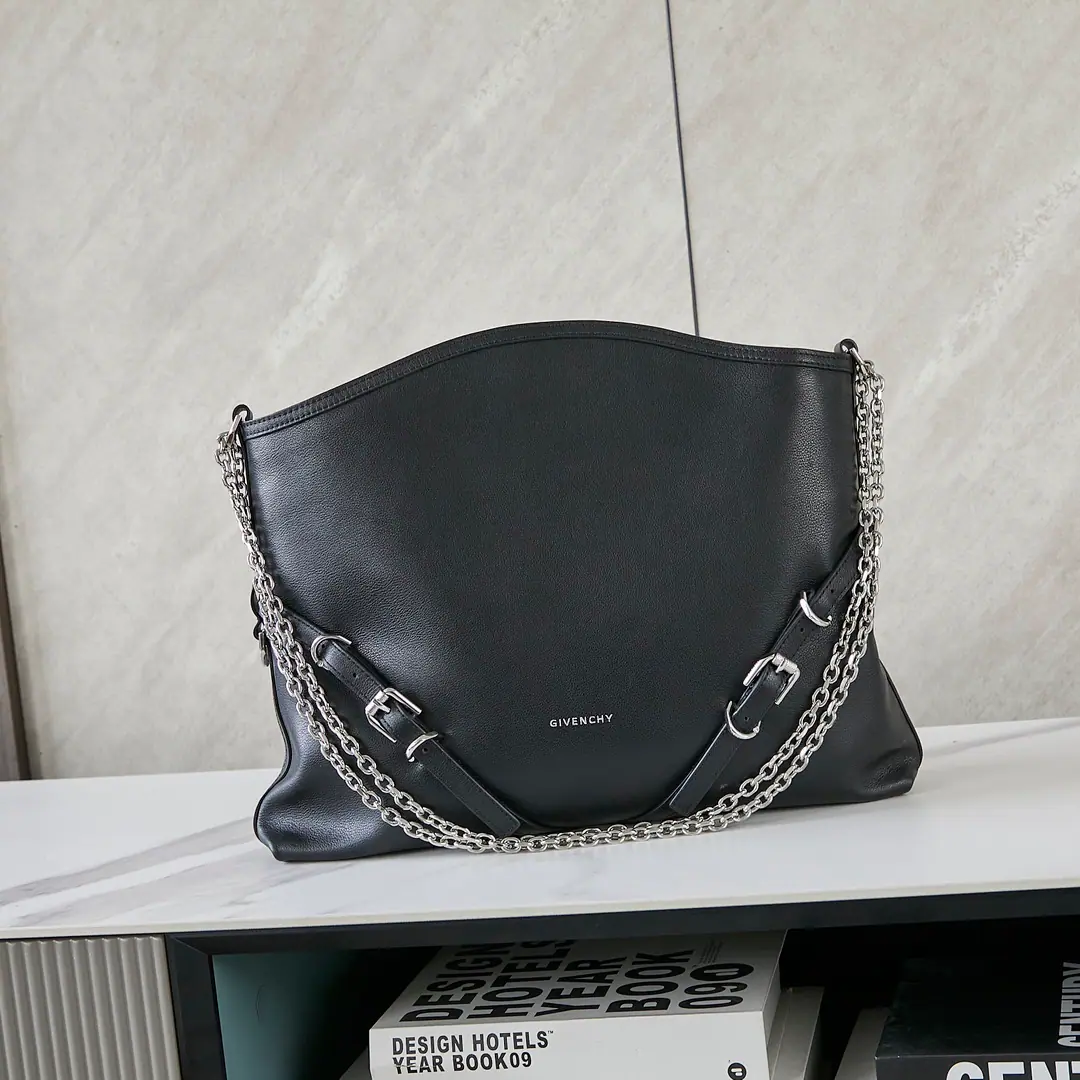 Batch. The Gifnan family. Givenc*y VoyouPut the armpit in your bag. Newly introduced latest handbagVOYOU, You're the only one who can do it.🤔Soften leather, Packet Simple, It's light and heavy. Shoulder belts can be adjusted at will. With cool, bike wind., It's a blast. It's a good-looking one. A proper dimpled Godpiece.+It's extremely functional.‼️ Medium Size: Long40xHigh27xKuan6.5cm Search the number.: 19927