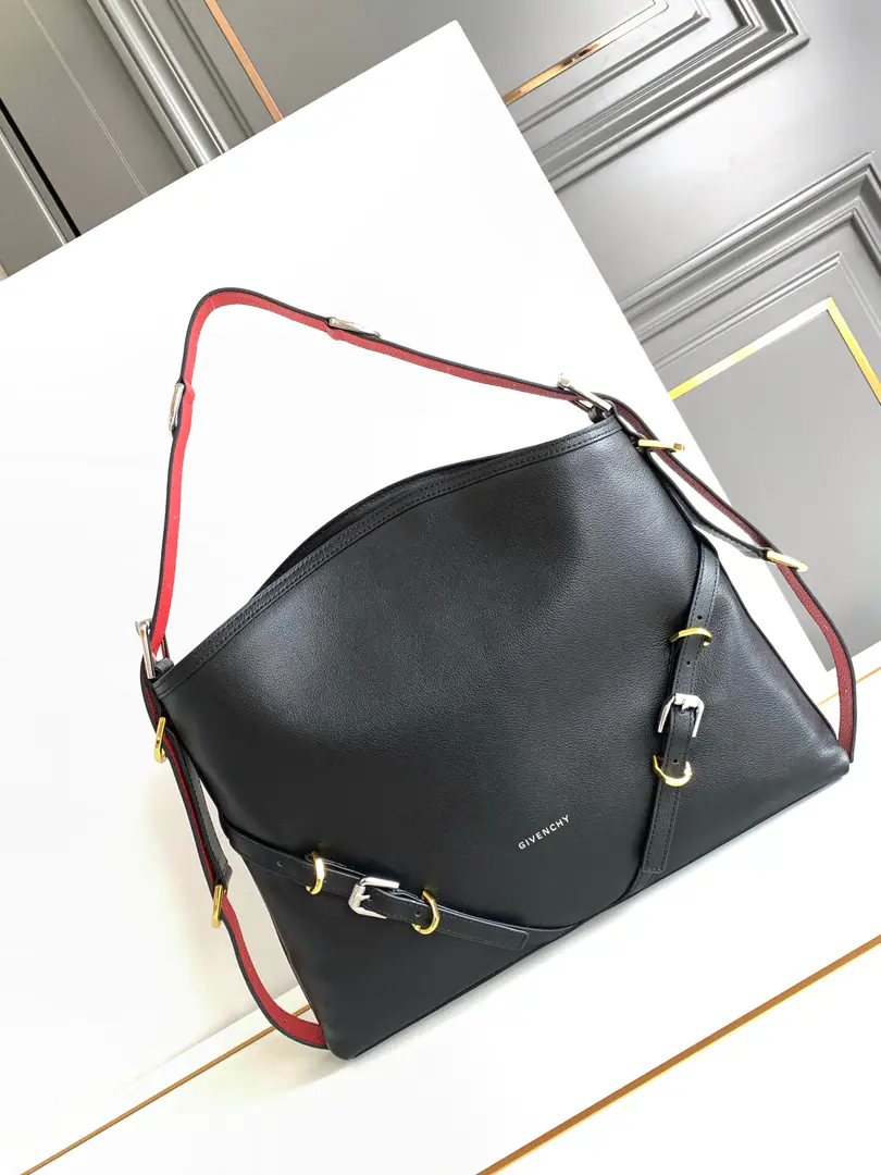 Batch. The top of the van Shige.VoyouPut the armpit in your bag. Newly introduced latest handbagVOYOU, You're the only one who can do it.🤔Soften leather, Packet Simple, It's light and heavy. Shoulder belts can be adjusted at will. With cool, bike wind., It's a blast. It's a good-looking one. A proper dimpled Godpiece.+It's extremely functional.‼️ Medium Size: Long40xHigh27xKuan6.5cm Search the number.: 19927
