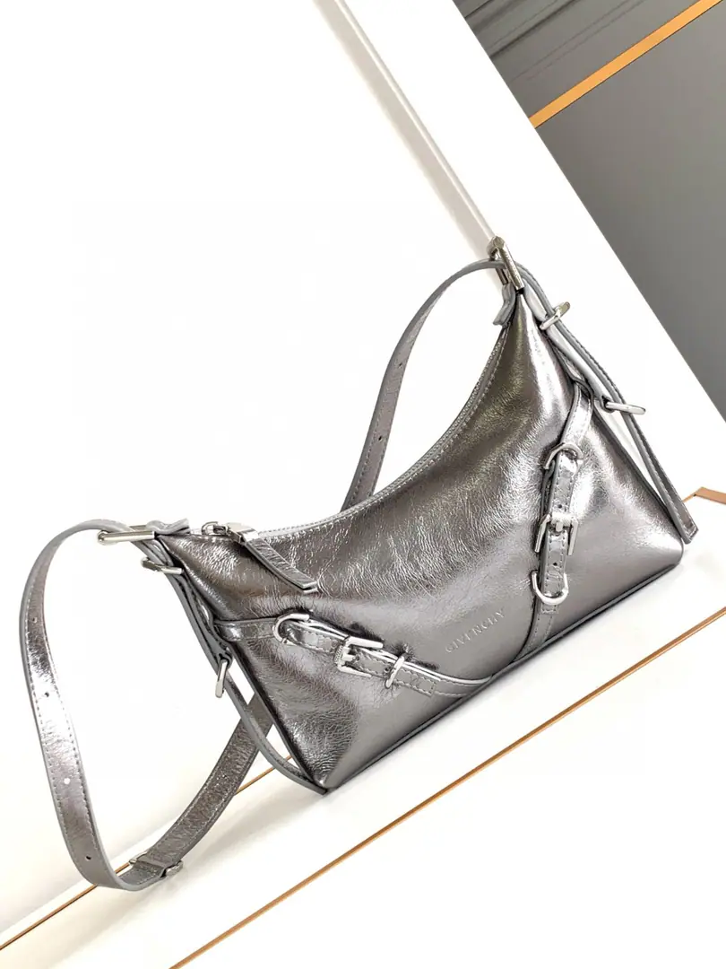 Batch Top First ListGivench*VoyouPut the armpit in your bag. Newly introduced latest handbagVOYOU, You're the only one who can do it.🤔Soften leather, Packet Simple, It's light and heavy. Shoulder belts can be adjusted at will. With cool, bike wind., It's a blast. It's a good-looking one. A proper dimpled Godpiece.+It's extremely functional.‼️ Dimensions: 24*18*3.5 Search the number.: 19928