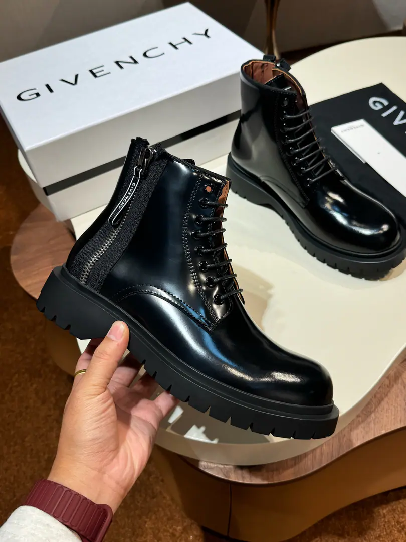 GIVENCHYLeather-cuther leather-dope shoes. Metal possum. The front side is shaped in a stereo.GIVENCHY LOGO The back of the shoe is embedded in the back of the shoe.GIVENCHY LOGOPumped-flashed-underside., PressGIVENCHY LOGO Thickness of sawing. It's particularly comfortable. Size: 39-44（38.45.46Do it.)