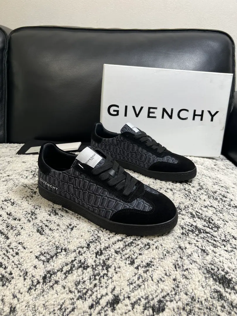 Givenchy High Quality Top-level craft Kifanshi. Synchronize original plant configuration, Italian imports of cattle and flour., A private model of the whole shoe parts., Soft and cozy web-painted mats., Shoes under the sole.: The original factory is super comfortable with the original., The original factory and the single., Codes 39-44 (Make a reservation. 38 45 )
