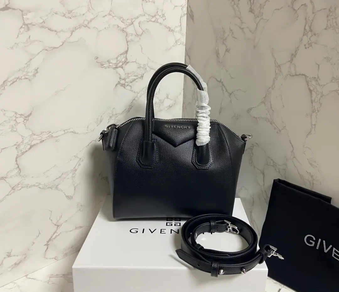 A little bit of a fan.. GIVENCHYThe Gifnassian classic goat stripes., ♪ The silver and silver ♪, Adjustable shoulder belt, - Get the Reeb thick., Stereo-Back！Mini size.: 23cm