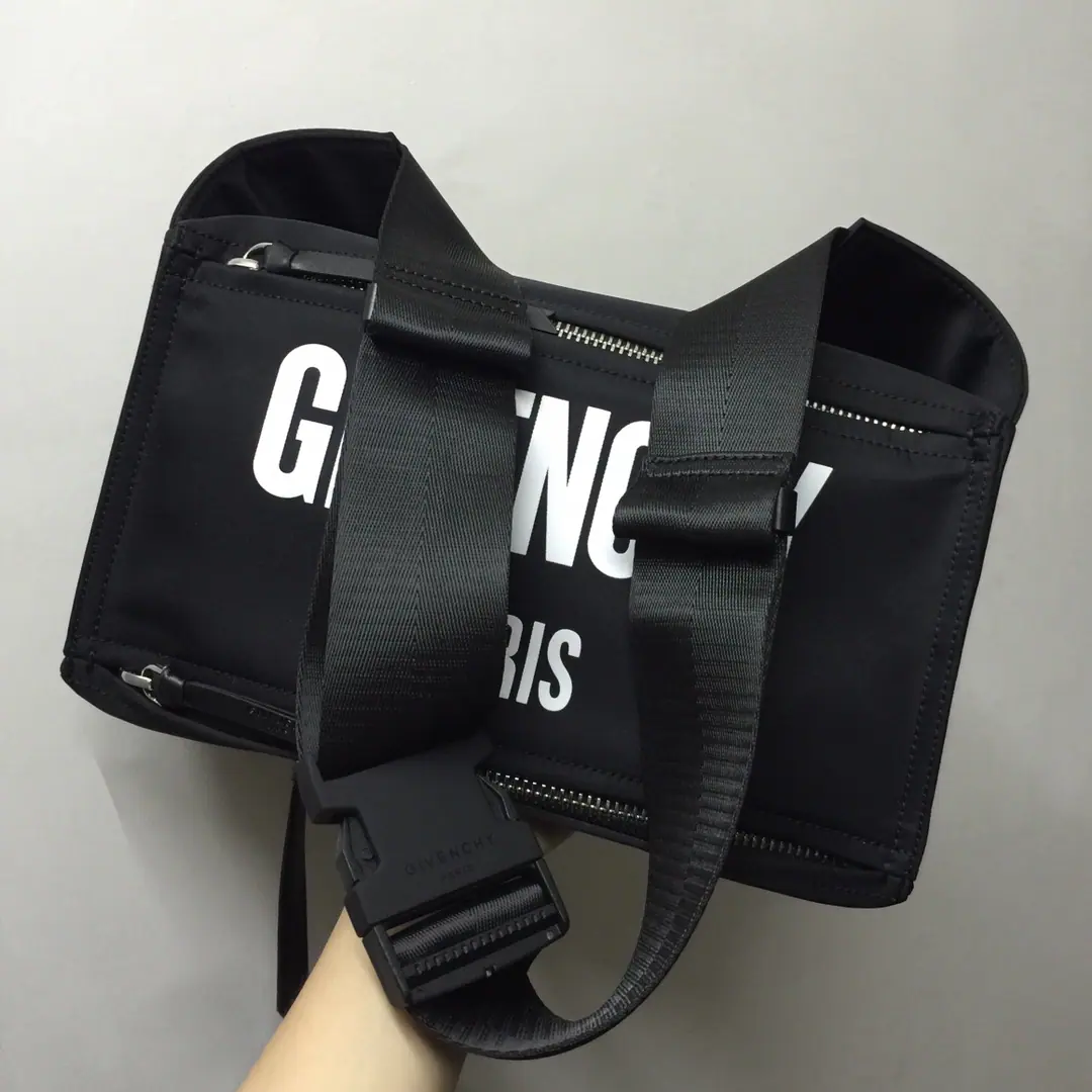 Batch. The Chifanzi male slashed his chest., It's been a few years.？Then try it., Quietly., It's a big, big capacity.. Shoulder length is the most adaptable92cm. Dimensions: 30x15x12cm.
