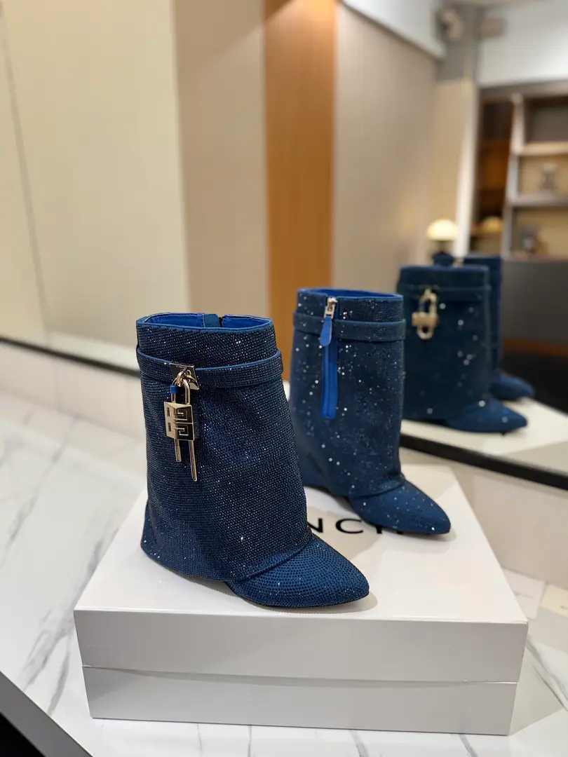 Counter-grade custom version GIVENCHY2026/𝐒𝐒 𝐧𝐞𝐰 The new Au Xiao is a high and short boot., Marketed maximum version Kifanshi. Lock button More than 30,000 diamonds. The whole fashion circle.‼️ Original development shoe super-generate ‼️Highest Return Shoes ‼️ It's very packaged. Thin. Advanced Super cozy. ‼️ Shoe.: Import over-floating（💯The cold and the damp can't get rid of the drill.👍） Uchi.: Cowskin. Customize private template logoLogoLock button The buttons are pure silver., Pure gold., The gold and silver mix., Just put the notes on the list. Heel.: Private Templates He's tall.8.5cm Otsumi!: That's a big import. Codes: 35-39【34.40/41:42/Custom without re-offer】
