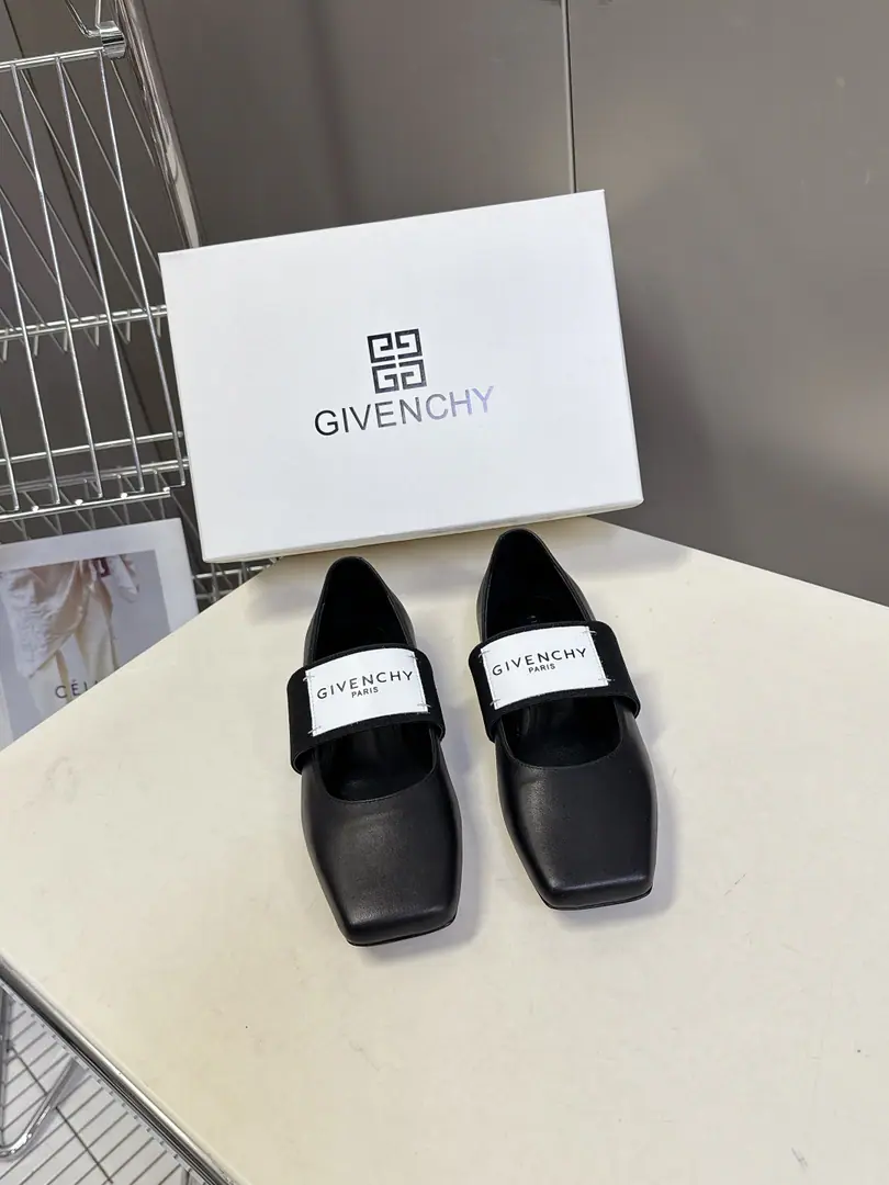 GivenchyThe same thing as the Qifan Shinan.Sliced SquareA ballerina flats. The superstar fashion masters grow grass. Cutting Head, Easy and elegant.. It's a combination of style and extreme comfort., Flexure tape”GIVENCHYPARIS“Marking, Personality.. With skirts and suit and panty pants., It's perfect for the grace of ballet shoes in different styles., Take pictures of the film. The shoes were imported in original form and painted./Mirror cow skin., I'll put my foot on the skin inside., ItalyAThat's a big one.Size: 35-41（40.41I'll make sure I don't change it.）