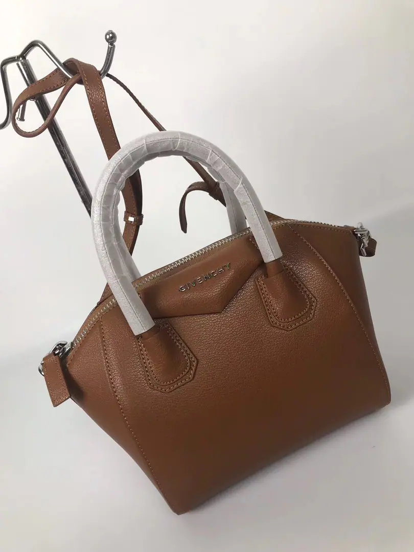 Batch. The Chifanzi car is wrapped in goats. Ashes AntigonaHandbag Top zipper., There are two handles on the top. Headset sticker. Dismantled shoulder belts. Silver hardware accessories Internal zipper pocket. Ruler23CM