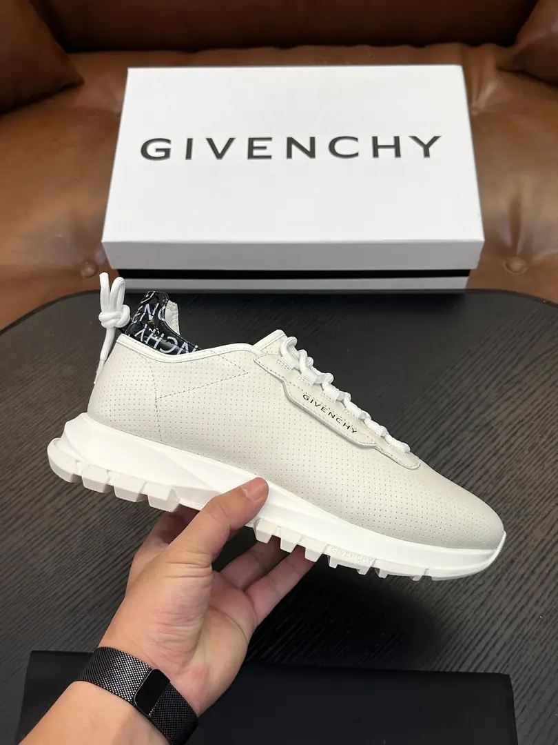 New money is coming in. GivenchyKifanshi.“Poster money”Low-ass leisure shoes. We'll bring a lot of good stuff. Before home.ZThe cabinet.👍 This is a light-line shoe.•The choice is to mix the skin with the skin of the soft calf., The whole pair of shoes is smooth and smooth., The angle is a bright one., The rear end line increases comfort., ♪ Shoe tongues on theGhy 4G LogoLabel, Shoe side print.Givenchy logo, Inside and the shoes are a cow's skin., Slipperproof grinding.TpuOtsumi!, The most comfortable ones., It's so soft and so light., It's the first single item to be worn by a sender.. Shoes numbers:39/40/41/42/43/44 Original Box Packaging+Dustproof bags