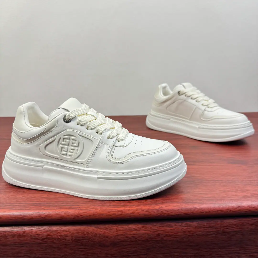 Givenchy/Kifanshi. Autumn and winter, a new leather and leisure shoe. A man with a thick, white shoe. The tide is on.✨！ I'm a little bit of a little bit of a leather-making shoe., # Soft and resilient #, I can be comfortable with my daily commutes or running out of the street.. The four-moderate pressure stripes are a sign of brand recognition., Black and white impact and pure white are optional, Easy fit is extremely simple., The street is a multi-style thing.. 5cmUse lightly quantified foam material to increase the depths, And the visual stretch of the legs., You've been wearing it long enough.. Widening, model design, - Yes., The high-footed crowd is more friendly., It's a pair of old rice and white shoelaces., It's a regenetic feeling.. Whether it's a pair of jeans or a lull in it.OOTD, Or a suit with a nice, cool, cool, nice dress., These shoes can be made into shapes and sub-items., It's the 100 keys in the shoe cabinet that need to be paid for.. Full package！ Size: 39-40-41-42-43-44 Standard leather shoe size （38/45You're not going to back off.） The cargo.: M White