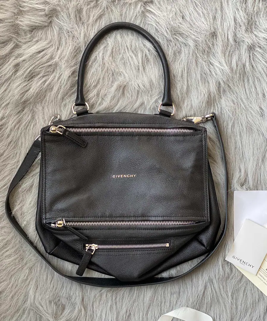 Batch. GIVENCHY PANDORAThe Chifan Shi Pandora box.. The skin is soft and delicate., The canvas is inside., There's plenty of partitions.. With a disassembleable canvas wide shoulder belt., Reverses are diverse., It's a very practical one.. Dimensions: 33x16x16cm