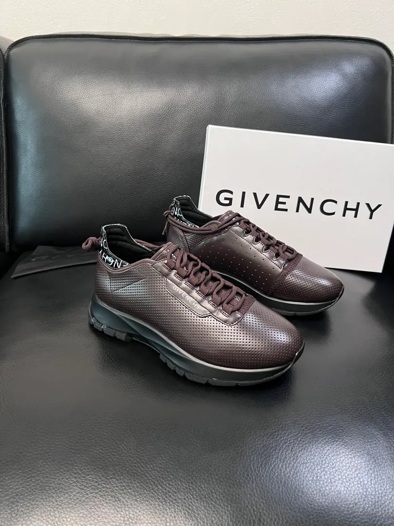 ⚠️Just change the code and don't back off.⚠️ Givenchy High Quality Kifanshi. Top-level craft The cabinet is new., The shoes are for the pastry., Imported rinded cattle mats., Shoes under the sole.: The original plant is used for the original base., It's super comfortable to be a sole-acting base., The original factory and the single., High Quality, Welcome to the comparison., Codes 39-44